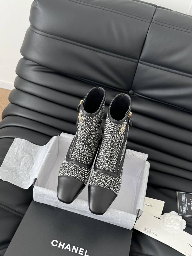 chanel 24B秋冬新款短靴 这双最新款的靴子太好看啦 最上面筒靴旁边的小logo给整体增加了小细节～ 国内还没上新 先买先穿啦 鞋面全羊京 内里羊皮 真皮