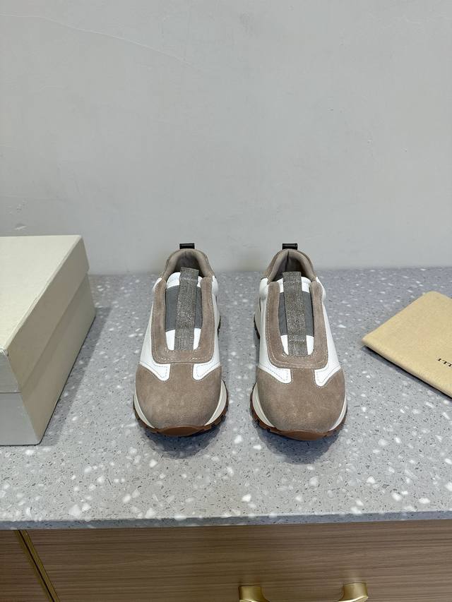brunello Cucinelli 秋冬新款 情侣款 系列 休闲鞋 Bc是意大利知名品牌，极简主义风格，纯手工串联珠链配饰！复古又高级！简约又大气， 属于非常