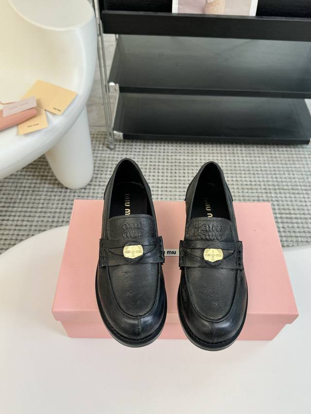 Miumiu 2025新品走秀款金币乐福 Miu女孩们的新色乐福来啦！今年秋冬的复古做旧的新色 复古棕色和黑色 都是那种做旧的皮质 穿上超好看 时尚界的弄潮儿