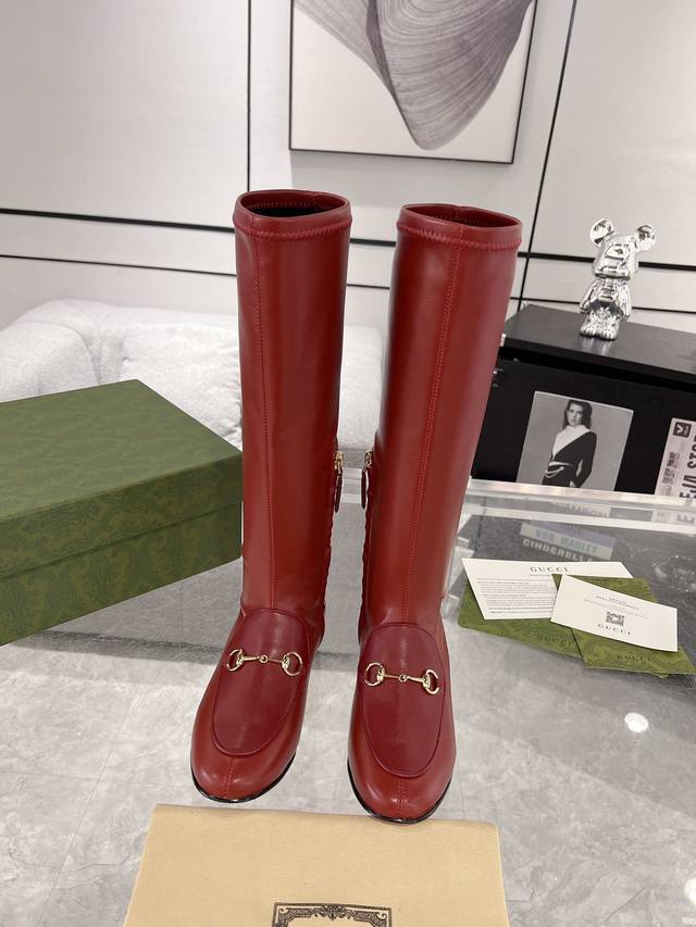 gucci2024马衔扣秋冬新款弹力靴 Gucci弹力靴，靴子侧拉链设计 易穿易脱，上脚包裹性特别好！靴筒内侧贴合真丝布料非常贴脚！ 鞋面：进口定制牛皮 内里