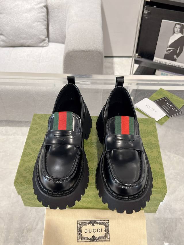 gucci 条纹织带厚底单鞋 乐福鞋 始创于1950年代的原版品牌细节在这双鞋上浪漫焕新。取材自马术世界的条纹织带已经成为高雅俱乐部的象征，正在以新的方式重新登
