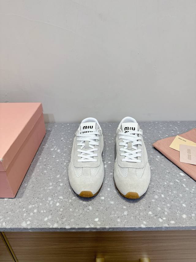 miu Miu 缪缪 新款系列秀场 德训鞋 小白鞋 这双运动鞋引起关注，Miu Miu 与 New Balance 合作系列无疑是近几年最成功的运动鞋单品，本季