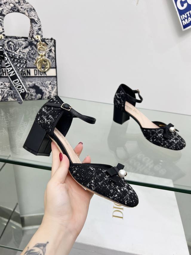 出厂 迪奥 Dior 2024春夏高定系列新款 Ballet 标志性电绣藤格纹低跟芭蕾舞女鞋 Cd字母logo珍珠扣粗跟蝴蝶结凉鞋 材质：进口金属羊皮 环保藤格