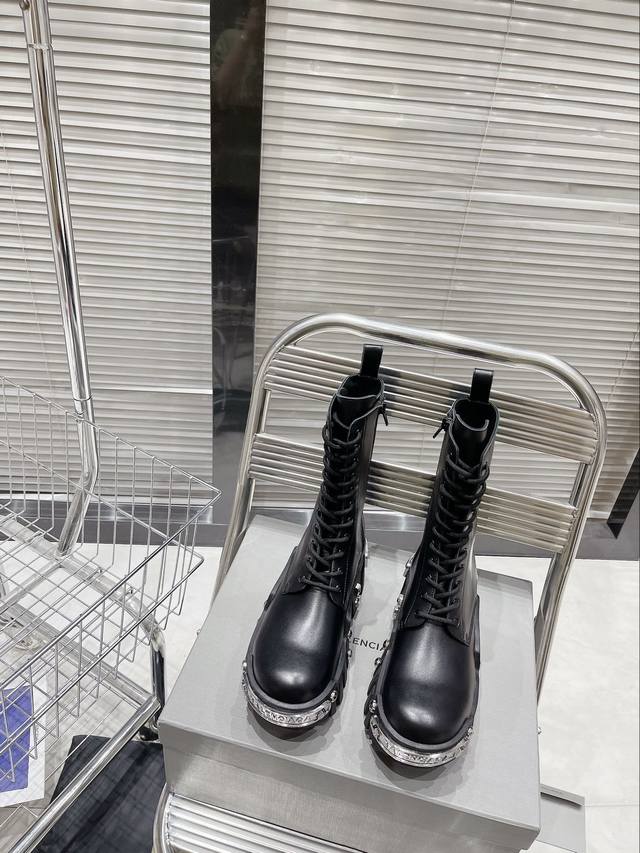 男+50 #情侣款 Balenciaga 巴黎世家bulldozer Boots推土机系列 巴黎世家的设计风格一直以来都是风格明显.暗黑.机车.夸张不走寻常路的