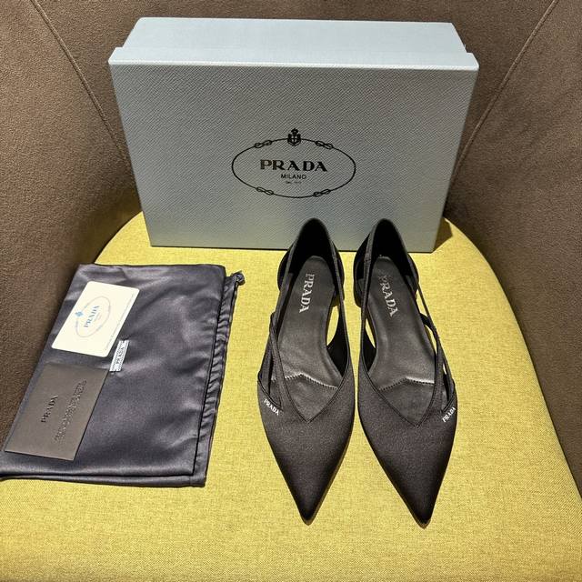 prada普拉达 Fw24走秀款 这款缎面高跟鞋融合昔日优雅风格与当代经典元素，以锥形线条与现代主义细节重新演绎 0年代廓形。 丝网印花徽标 亮面皮革包覆鞋跟，
