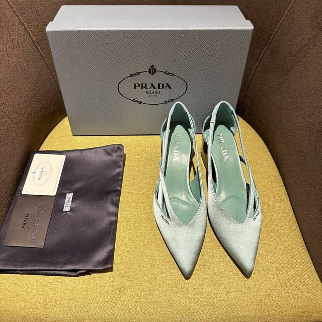 prada普拉达 Fw24走秀款 这款缎面高跟鞋融合昔日优雅风格与当代经典元素，以锥形线条与现代主义细节重新演绎 0年代廓形。 丝网印花徽标 亮面皮革包覆鞋跟，