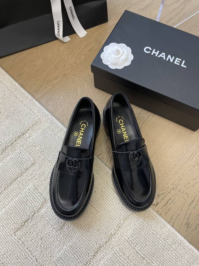 chanel 24B新款厚底小香乐福鞋 王炸款！顶级版本~对版货 鞋面：牛皮 内里：羊皮 原版1：1大底 码数：35-41 40 41 定制不退换