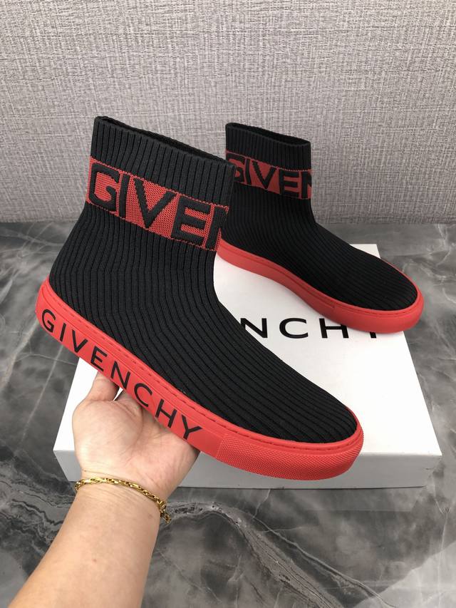 售价： 商标：Giv高帮袜运动鞋 码数：38 44 45，46不退换 颜色：黑／红 材料：空气动力学设计 Tpu鞋底，鞋底侧方立体givenchy Logo