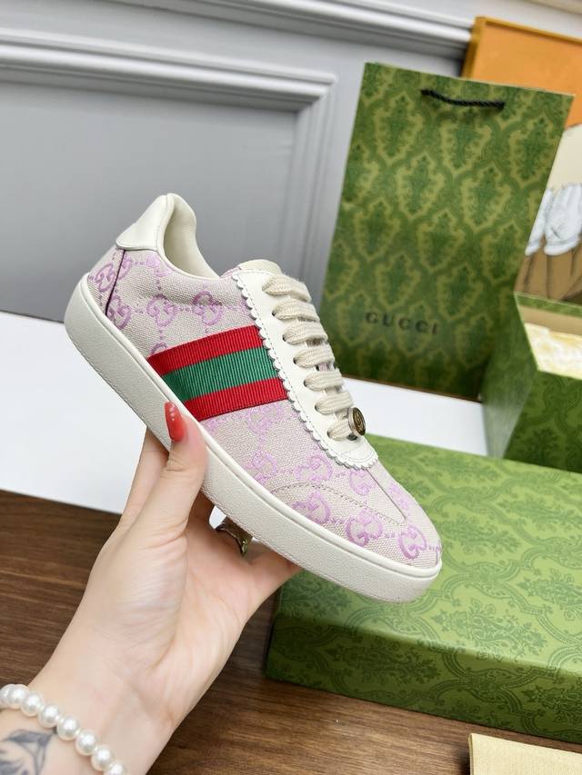 出厂价： Gucci顶级版本重磅来袭原版一比一复刻！！！大底饰扣独家开模！专柜最新早秋款德训鞋！打造属于完美的风格，穿上立刻显现出无龄感，超百搭。 皮：采用进口