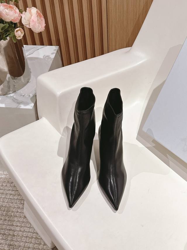 toteme 秋冬新品尖头猫跟弹力短靴出厂价， 鞋型秀气，尖头设计 复古优雅！ 形体按原版精准拷贝，我们只遵循原版廓形！ 完美修饰腿型，上脚非常显瘦 好穿又百搭