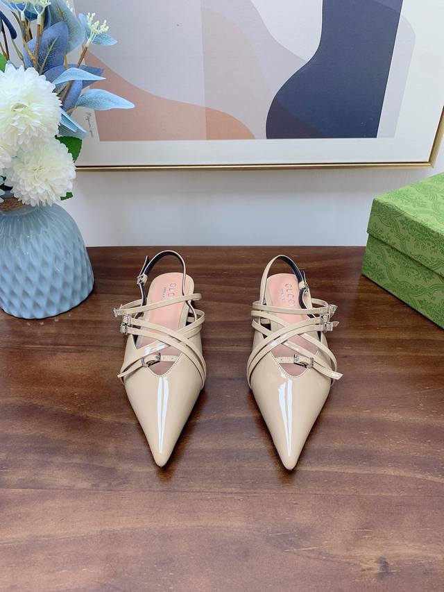 顶级版本 Gucci 24S秀场尖头高跟凉鞋 这双我称之为“氛围感之神” 柔颯利落的小尖头自带高级 扣带都是可以自由调节 细嫩的牛漆皮搭配金扣让你气质翻倍！ 鞋