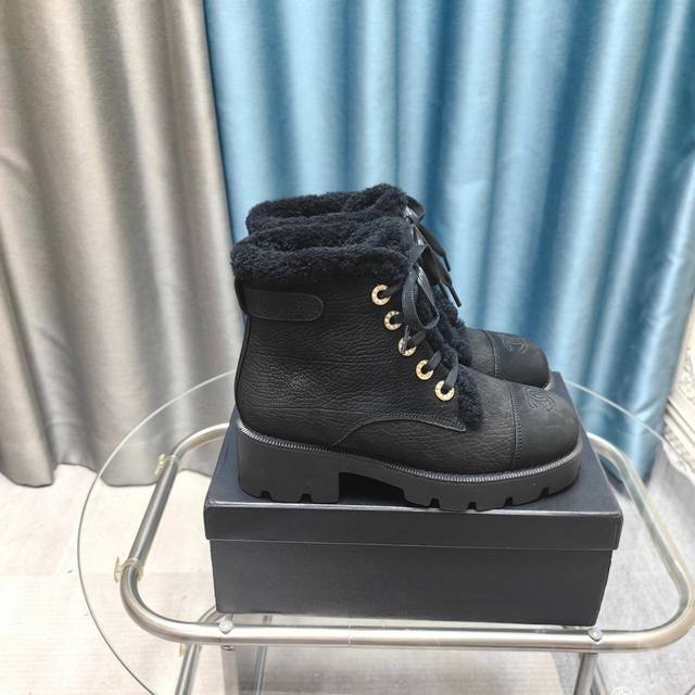 厂价 Chane*｜小香24K秋冬新品 拼色系带雪地靴马丁靴 这款简直就是冬日行走的“小暖炉” 听说今年是冷冬 御寒神器一定要备好呀～ 选用进口澳洲羊毛 很暖和