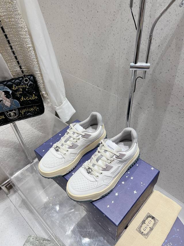 配全新专柜包装 Gucci Jones 走秀款系列2024情侣款复古运动鞋 小白鞋 厚底鞋 饼干鞋 走秀款：明星 网红 小红书等必定种草打call 头层牛皮面料