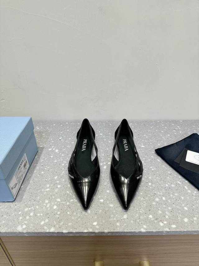 平底 Prada 普拉达 25Ss早春新款 绝美尖头跟鞋 时尚界久违的极简之美 经典时尚配色 毫不费力的优雅风来袭 时髦 精致 绝美 包头尖头 开边珠外穿时尚气
