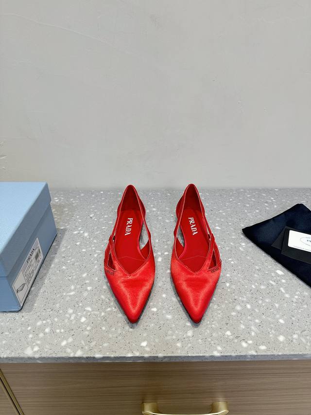 平底 Prada 普拉达 25Ss早春新款 绝美尖头跟鞋 时尚界久违的极简之美 经典时尚配色 毫不费力的优雅风来袭 时髦 精致 绝美 包头尖头 开边珠外穿时尚气