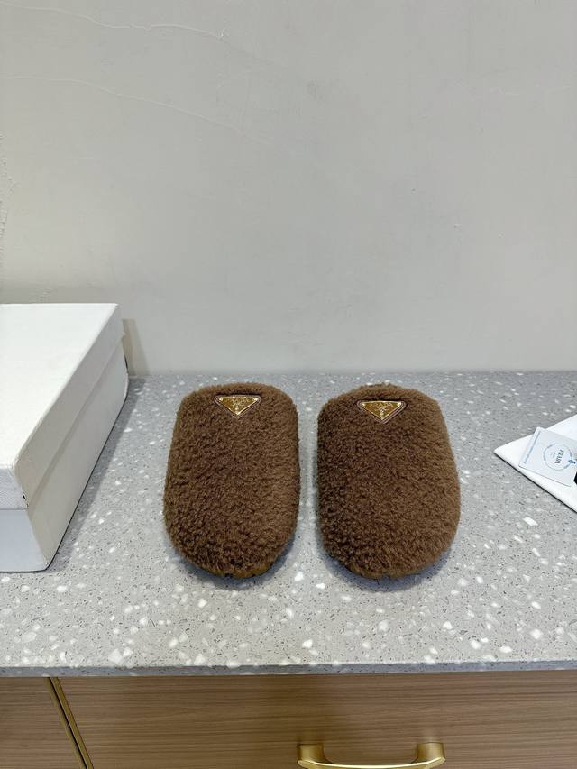 prada 24Ss 秋冬季新款 三角扣 毛羊毛里 毛毛穆勒半托 简约设计 搭配三角标 Logo 的设计和简约的线条 很有格调 简单纯粹得色调 原版开模 鞋面：