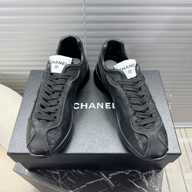 chanel 25C最新款运动鞋~~~ 轻便柔软；简约时尚；黑 白经典配色；小红书刷屏种草款~~~ 进口孟加拉a级环保皮，无内衬柔软皮质，3.5Cm厚发泡组合t
