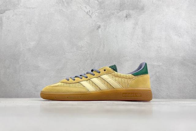 adidas Handball Spezial 阿迪达斯经典款 复古休闲板鞋 #全鞋采用反毛皮制作 牛筋耐磨大底 承载青春情怀的板鞋 经典三条杠装饰鞋侧 品牌辨