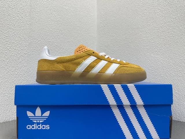 档口现货ad Gazelle Indoor Trainers 羚羊内训系列低帮复古百搭休闲运动德训风板鞋 If1809 90年代经典的复刻版！自60年代以足球训