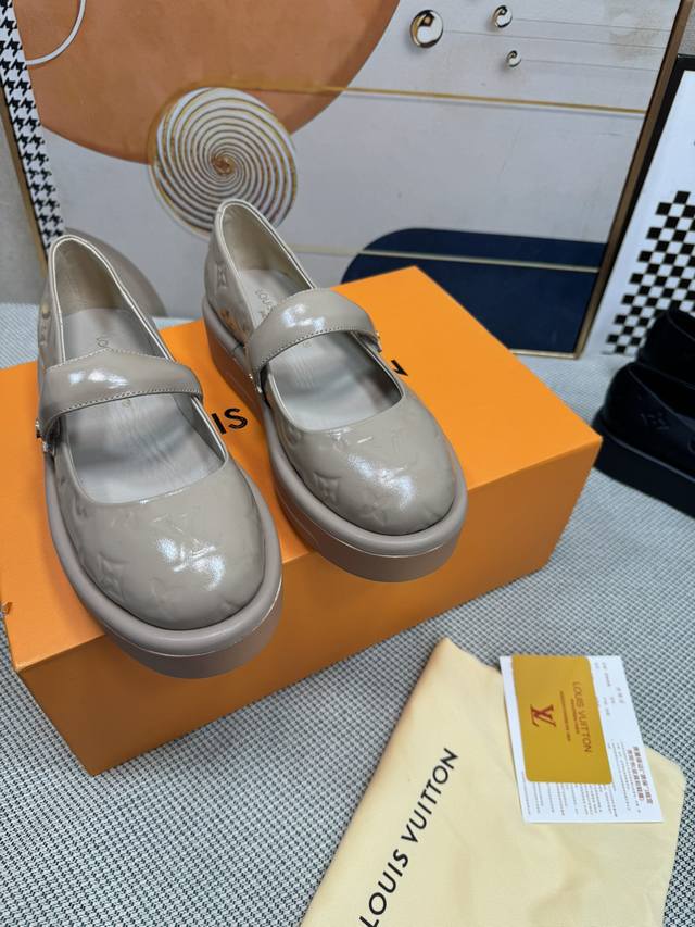 代购级louis Vuitton 春夏lv 路易威登秋冬新款复古厚底鞋系列 乐福鞋 可爱十足非常减龄，完全不害怕显腿短，穿上后显得腿又瘦又直，超级推荐！ 简约好