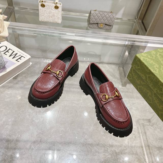 酒红 35-41 41定。作为gucci各个系列的重要设计元素，Gg标识在新推系列继续绽放异彩，于这款女士皮革乐福鞋上匠心呈现。经典gg图案由品牌创始人gucc