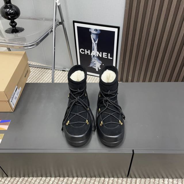出厂: 独家顶级版本 Moon Boot2024Vs秋冬最新款雪地靴系列 丑萌绑带厚底雪地靴 忘了ugg吧，时髦人都在穿moon Boot雪地靴 如果你难以接受