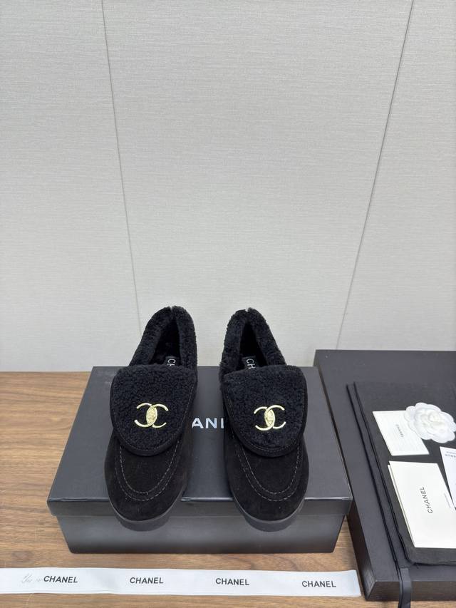 香奈儿24K Teddy Bear 毛毛乐福鞋 豆豆拖 秋冬穿搭最重要的就是保暖舒适，Chanel 24K这个 毛毛鞋很柔软，鞋型显瘦还可可爱爱，双c扣logo