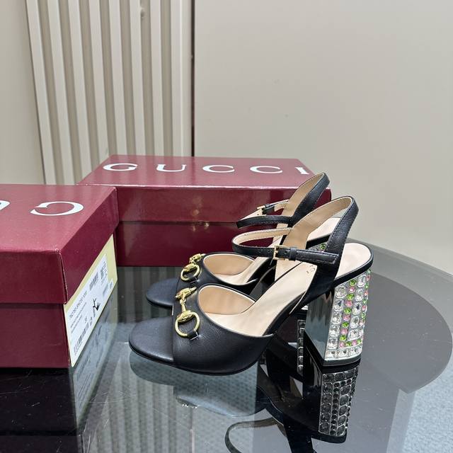 gucci 2024春季新款水钻后跟凉鞋 原版开发原版 一比一拷贝 中跟 高跟一系列为保证舒适度精心打磨鞋楦3个月之久。今年超流行方头系列，Gucci也开始了这