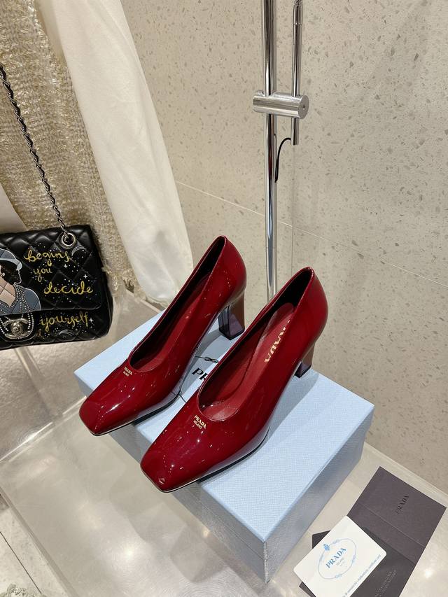 Prada 普拉达 25Ss早春新款 绝美方头粗跟高跟单鞋 时尚界久违的极简之美 经典时尚配色 毫不费力的优雅风来袭 时髦 精致 绝美 包头尖头 开边珠外穿时尚
