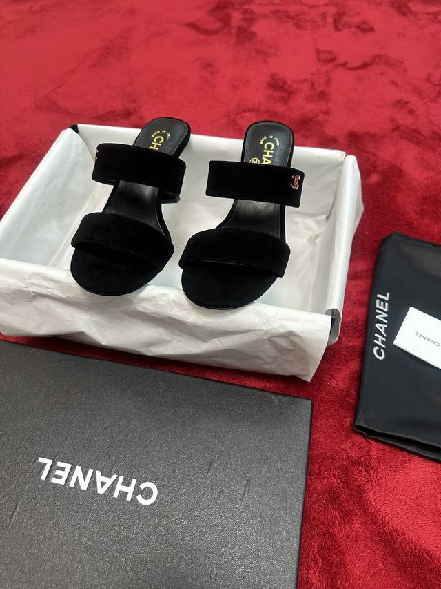 厂价 Chane*｜小香24P春夏新品 水钻珍珠跟高跟凉鞋 乖巧秀气的珍珠跟优雅减龄 仙气满满的公主氛围！ 鞋面采用定制进口真丝 内里垫脚均为粒面羊皮 意大利进