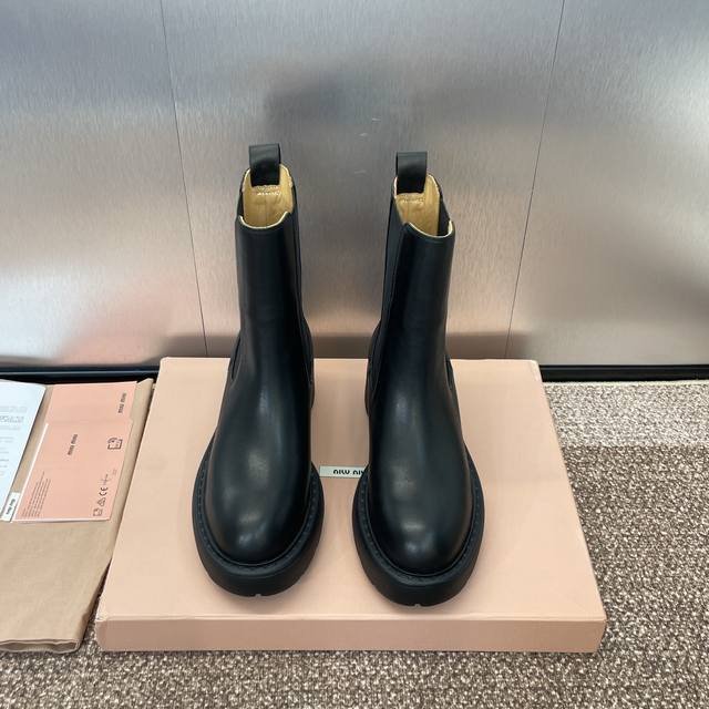 工厂价 Miumiu 2024秋冬高定系列走秀新款切尔西女短靴 缪缪明星同款字母logo厚底圆头复古机车骑士靴 市面顶级版本 材质:鞋面进口小牛皮+水染牛皮内里