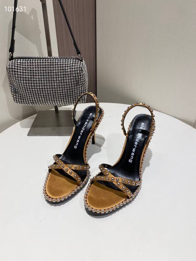 alexander Wang 春夏大王高品质高跟凉鞋 原版logo白色字母 内里垫脚：原厂材质山羊皮！ 纯钢串珠延条配置高密度意大利进口牛皮大底！ 鞋面铆钉设计
