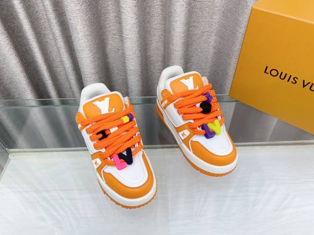 Lv 情侣款 新款trainer Diy饰扣运动鞋板鞋 可爱胖trainer，来闭着眼睛买的款式，打破颜色的单一变化，更年轻了胖trainer也可以叫发福鞋，憨