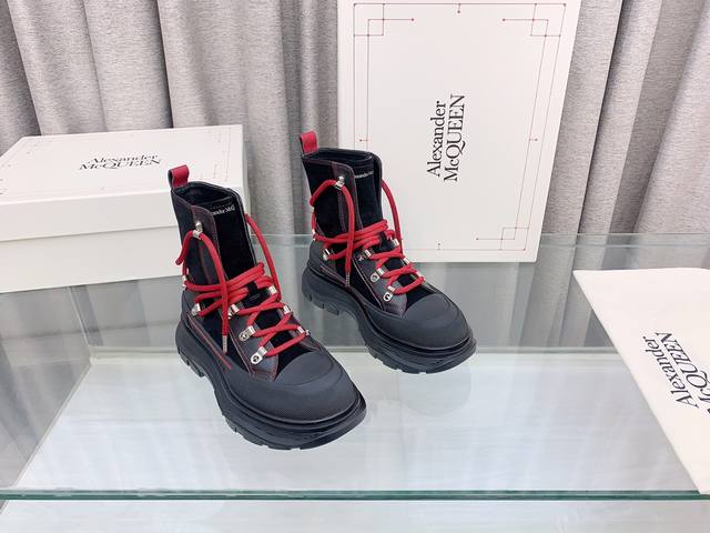 Alexander Mcqueen. 麦昆最新款厚底马丁靴，原版1:1开发，大底原版开膜tpu底，面料全粒面牛皮+高丝光牛猄，里皮羊皮，底高5Cm，黑红、黑白、