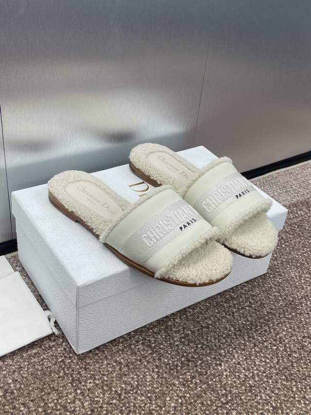 工厂价 迪奥 Dior 2024 春夏新款 Dway 平底一字拖拼色女鞋 Cd字母logo立体刺绣方头露趾羊羔毛居家拖鞋 材质:鞋面原版一致水洗牛皮电绣高温水溶