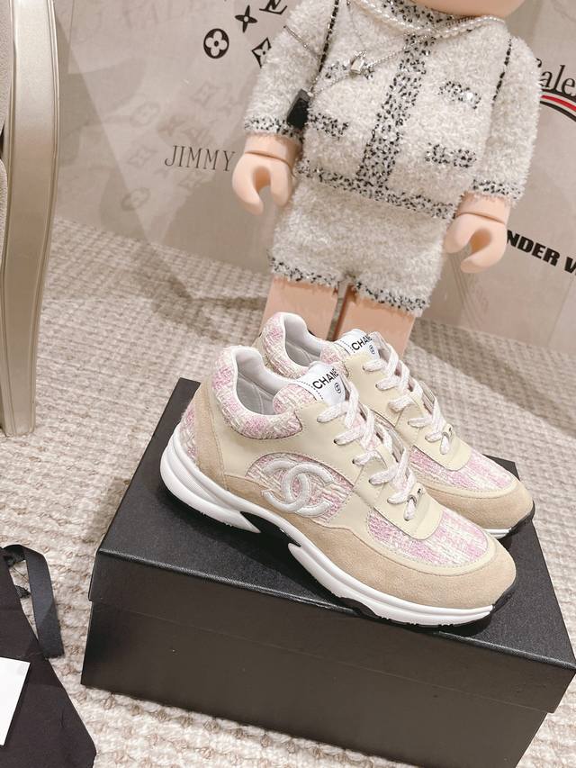 女款：35-41#， ，男款：39 45# 。 2024年人气产品一香萘儿 Chanel 彩布系列现货发售！ 购原版1:1复刻。 每一针一线都高标准要求。 不论