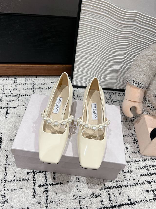 顶级品质 Jimmychoo Ss24 New Arrival～ 吉米周jc经典珍珠粗跟玛丽珍鞋 简约大气～高级优雅气质～女人味十足～ －年四季都可穿搭的款式，