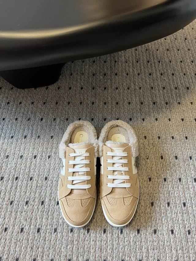 顶级品质 Dior Fw24 New Arrival～ D家2024秋冬新款穆勒毛半拖 奶里奶气的简直是遛弯神器，软糯糯的好方便， 下楼踩着就出门了，非常适合冬