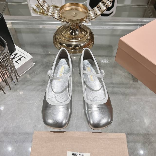 出厂 Miu Miu 缪缪25新款拼色单鞋鞋型圆润秀气 一点也不笨重 上脚超舒服 无论是短裤 短裙 都能搭配出不一样的风格 它的颜色搭配 设计 都非常好看显的鞋