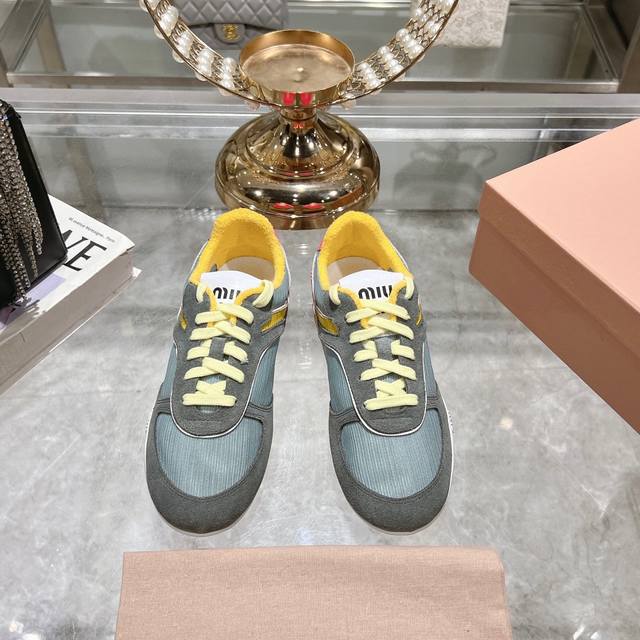 情侣款女款 男款 代购级别独家首发miumiu缪缪透气网布休闲鞋2025春夏新款英伦风系带miumiu秀场工艺来自miu Miu系列的细节特写 新季多色 拼色拼