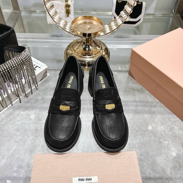 出厂 25春款miumiu新出的高跟钱币乐福鞋值得推荐！面料复古风格.高度非常合适5Cm女孩子们太喜欢了上脚美翻了 还特别显高 显腿长 怎么穿不累脚 怎么搭配都