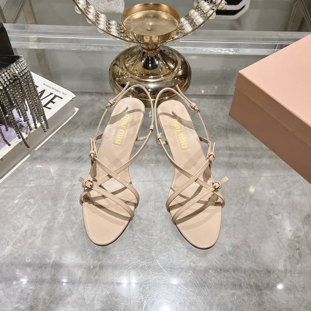 出厂 Miumiu*缪缪 25Ss春夏走秀新款 小猫跟高跟凉鞋 走秀款出现在各大时装杂志封面 各路明星、小红书博主着用～上脚尤为惊艳到你的一款闭眼入都是不会后悔