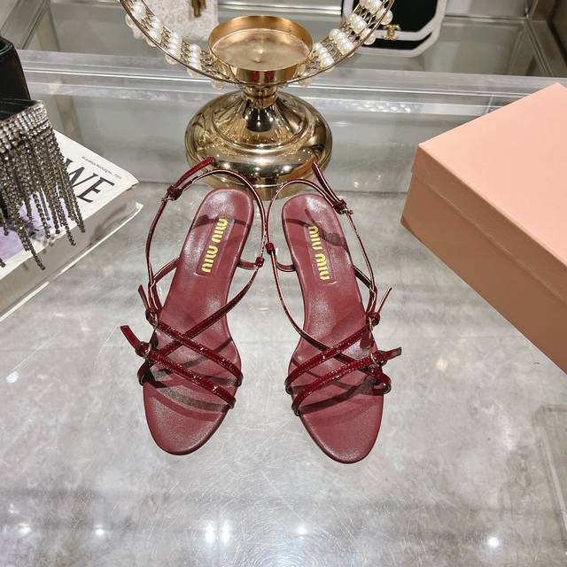 出厂 Miumiu*缪缪 25Ss春夏走秀新款 小猫跟高跟凉鞋 走秀款出现在各大时装杂志封面 各路明星、小红书博主着用～上脚尤为惊艳到你的一款闭眼入都是不会后悔
