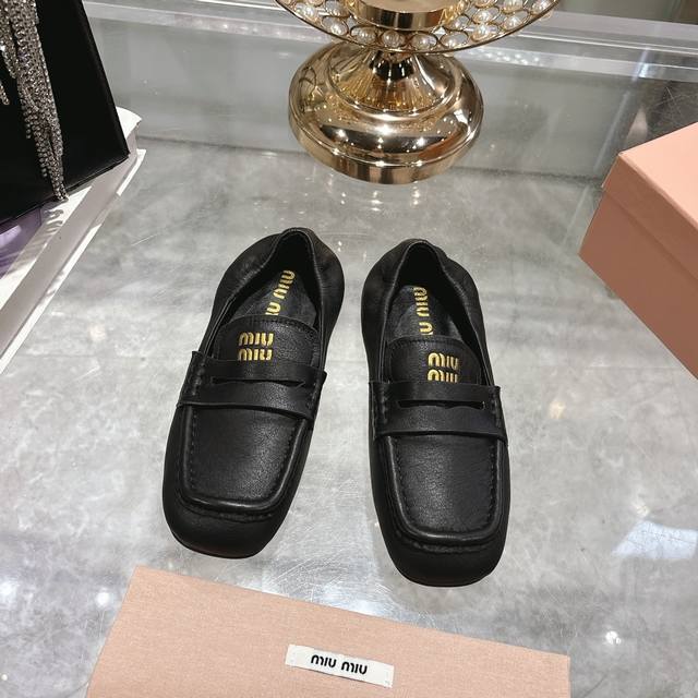 出厂 Miumiu 缪缪25Ss早春走秀新款一脚蹬懒人鞋玛丽珍芭蕾舞鞋 高跟单鞋 官方春夏走秀新款，时髦百搭 即可咸又可甜 一点也不磨脚 无论光脚穿还是搭配袜子