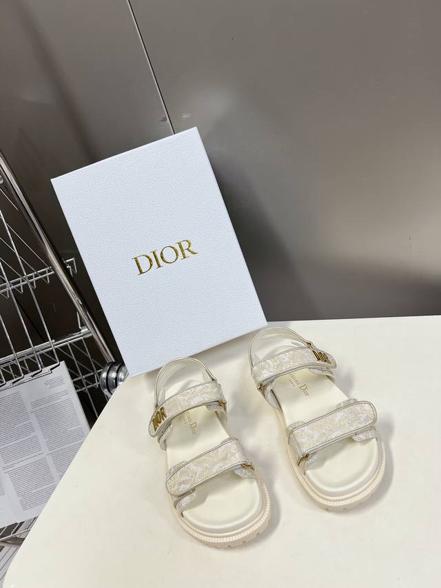 dior迪奥春夏最新款魔术贴凉鞋、超多明星网红种草、经典的版型设计上迪奥logo五金点缀、超好看超百搭、上脚非常柔软鞋面进口电绣，内里羊皮里、正品开模tpu大底