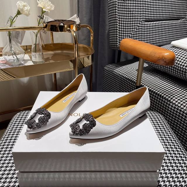 manolo Blahnik 经典升级版本！所有材质对版复制，工艺完美结合！！ Mb的颜色与材质众多，陆续跟上开发节奏 奢侈婚鞋，Mb一直是每个女生梦寐以求的美