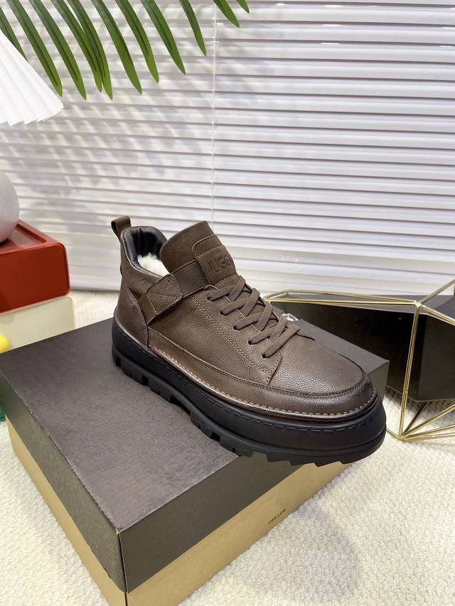 ugg 男鞋 秋冬系列男士系带雪地靴毛毛靴！ 步入寒冬，全新秋冬系列男款系带雪地靴毛毛靴带来非凡的温暖与舒适 伴度暖意萦绕的冬日时光。 经典的系带穿脱式设计，便