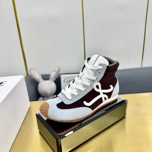 所见即所得代购级别春夏loewe罗意威的传承如同一则变革的宣言。全新 Puzzle 手袋保留其标志性的几何线条 新款礼盒包装代购版loew* 罗意威 对于宽脚丫