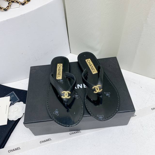 chanel 24S夹脚凉拖鞋 超美平底鞋，一双简单可甜可盐小凉拖 质材：料面进口混种小皮羊，加进口丝真 里内进口丝皮羊绸里， 版原一比一开双模c，山茶花五金钻