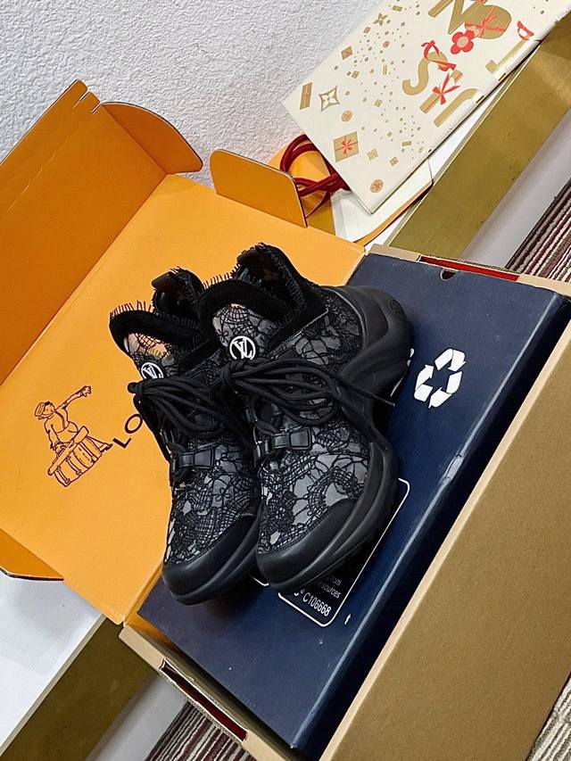 2054春款新品上市 Louis Vuitton 新款 *拱桥系列运动老爹鞋 秘 驴家拱桥老爹鞋充满未来感的运动鞋以弹力十足的拱形外底搭配醒目的大尺寸鞋舌与低帮